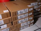 de nombreux cartons empilés sur le sol