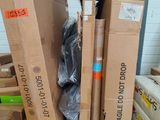 une pile de cartons posée sur une palette dans un entrepôt