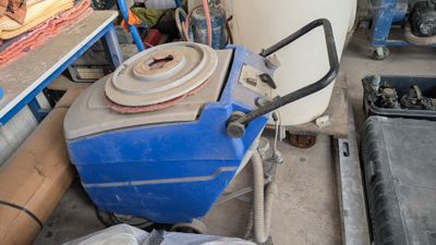 une photo d'une brouette bleue dans un garage