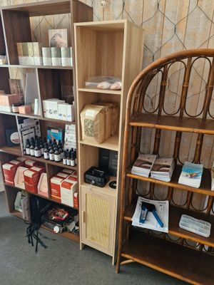 une étagère contenant beaucoup d'objets