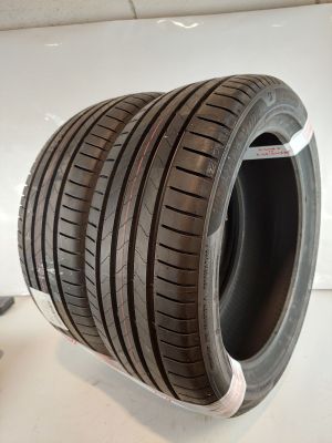 une photo d'un pneu de voiture exposé dans un showroom