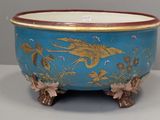 un grand bol bleu orné d'un motif d'oiseau
