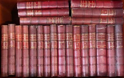 beaucoup de livres qui traînent sur une étagère