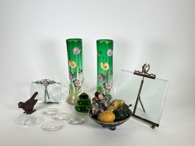 deux vases et un cadre photo sur la table