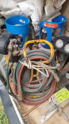 many hoses that are sitting in the back of a truck