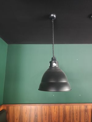 une lampe à lumière noire suspendue au plafond d'un restaurant