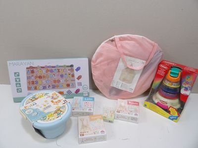 tout un tas d'articles pour bébé posés sur la table