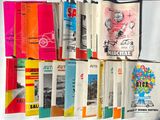 beaucoup de livres sur une étagère, dont un tas d'entre eux