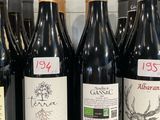 des bouteilles de vin sont alignées sur une étagère dans un magasin