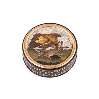 une image représentant une boîte ronde sur laquelle figurent un oiseau et un cerf