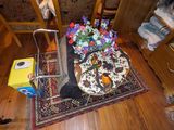 une photo d'un salon avec un canapé et une table