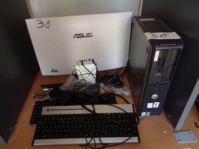 un ordinateur de bureau posé sur une table avec un clavier et une souris