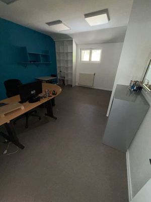 une chambre équipée d'un bureau et d'un réfrigérateur