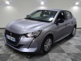 la voiture argentée est garée sur un sol en damier dans le garage