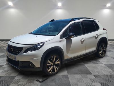 le 4x4 blanc est garé dans une grande pièce au sol en damier