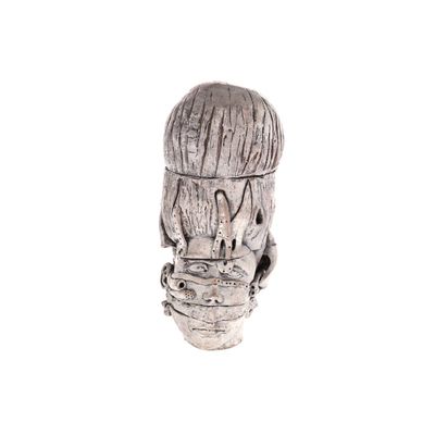 une figurine en argent représentant un homme coiffé d'un chapeau