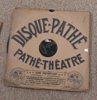 un panneau indiquant « Disoue Prairie Path Theatre » posé par terre