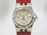 un gros plan d'une montre avec un bracelet rouge