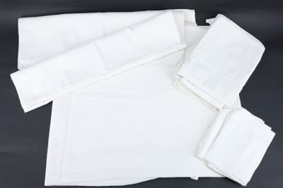 des serviettes blanches et des serviettes sur fond noir
