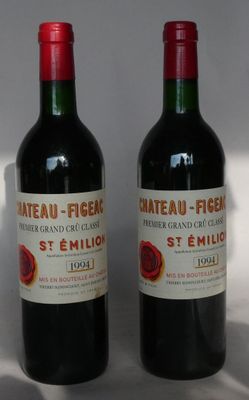 deux bouteilles de vin posées l'une à côté de l'autre sur une table