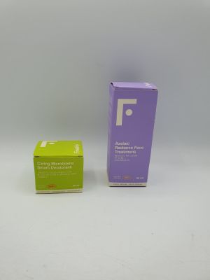 une boîte violette et verte avec un logo blanc, à côté d'une autre boîte violette et verte avec un logo blanc