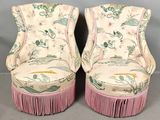 une paire de chaises roses et blanches ornées de franges