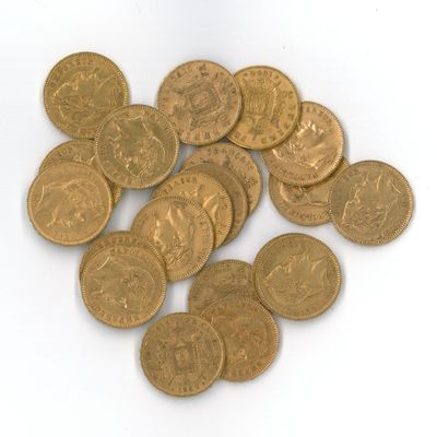 une pile de pièces d'or posée sur une surface blanche