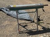 une table sur laquelle est posée une nappe, dans un parking