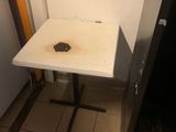 une petite table percée d'un trou, dans un coin de la pièce