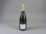 la bouteille de champagne est vide sur la table