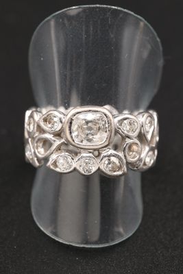 une image montrant un gros plan d'une bague sertie de diamants