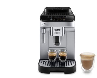 une machine à café avec deux tasses de café à côté