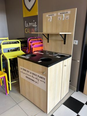 une petite cuisine avec une table et des chaises