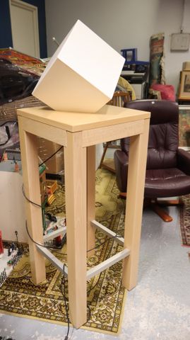 Lampe moderne sur tabouret bois 
