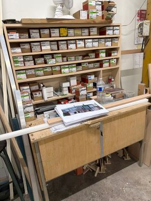 un établi sur lequel sont posés de nombreux outils