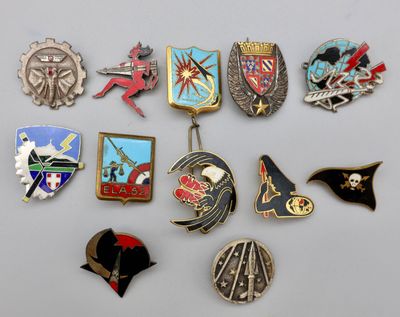 plusieurs types de badges sont présentés sur une surface blanche