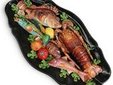 un plateau garni de poisson et de légumes