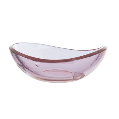 un gros plan d'un bol en verre violet sur fond blanc