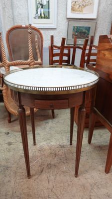 une petite table avec un miroir dans une pièce