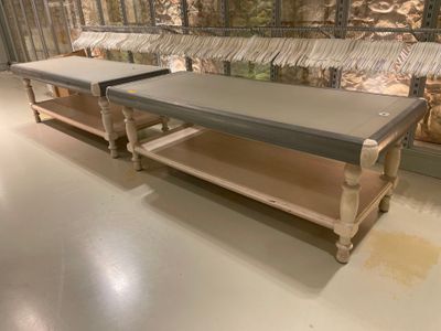 2 Tables basses de présentation en chêne cérusé sur 4 pieds …