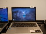 deux ordinateurs portables posés sur un bureau
