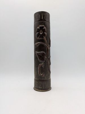 une image d'un vase noir sur fond blanc