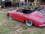 une voiture rouge garée dans l'herbe