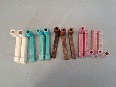 cinq couleurs différentes de porte-tubes posés sur une table