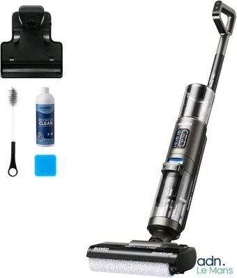 gros plan d'un aspirateur et de produits de nettoyage sur fond blanc