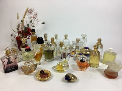 beaucoup de flacons de parfum posés sur une table