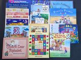 de nombreux livres pour enfants qui se trouvent sur la table