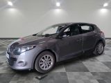 la photo d'une voiture garée dans un garage