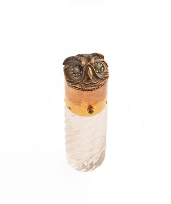 une image représentant une bague en or surmontée d'une plume blanche