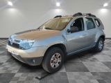une photo d'une dacia argentée garée dans une pièce